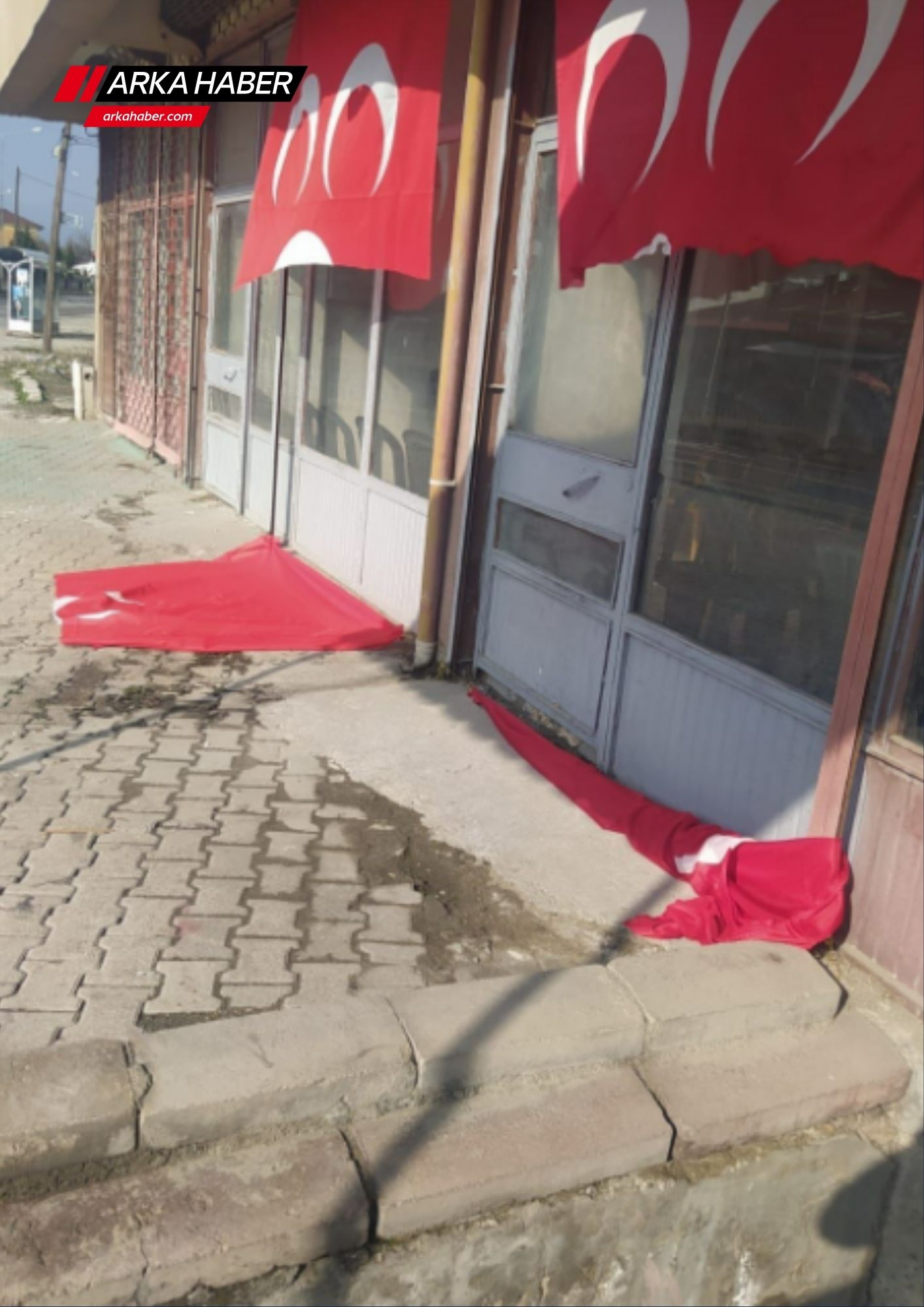 MHP SEÇİM BÜROSUNUN BAYRAKLARI YIRTILDI